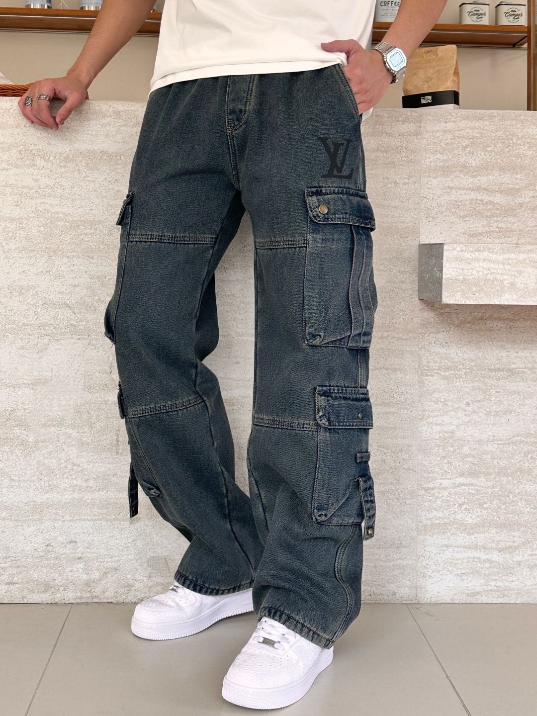 Lv 秋冬最新休闲工装牛仔裤 加厚款！潮人必备 非常个性！内里加绒，非常保暖！舒适度极高。腰部订制松紧橡