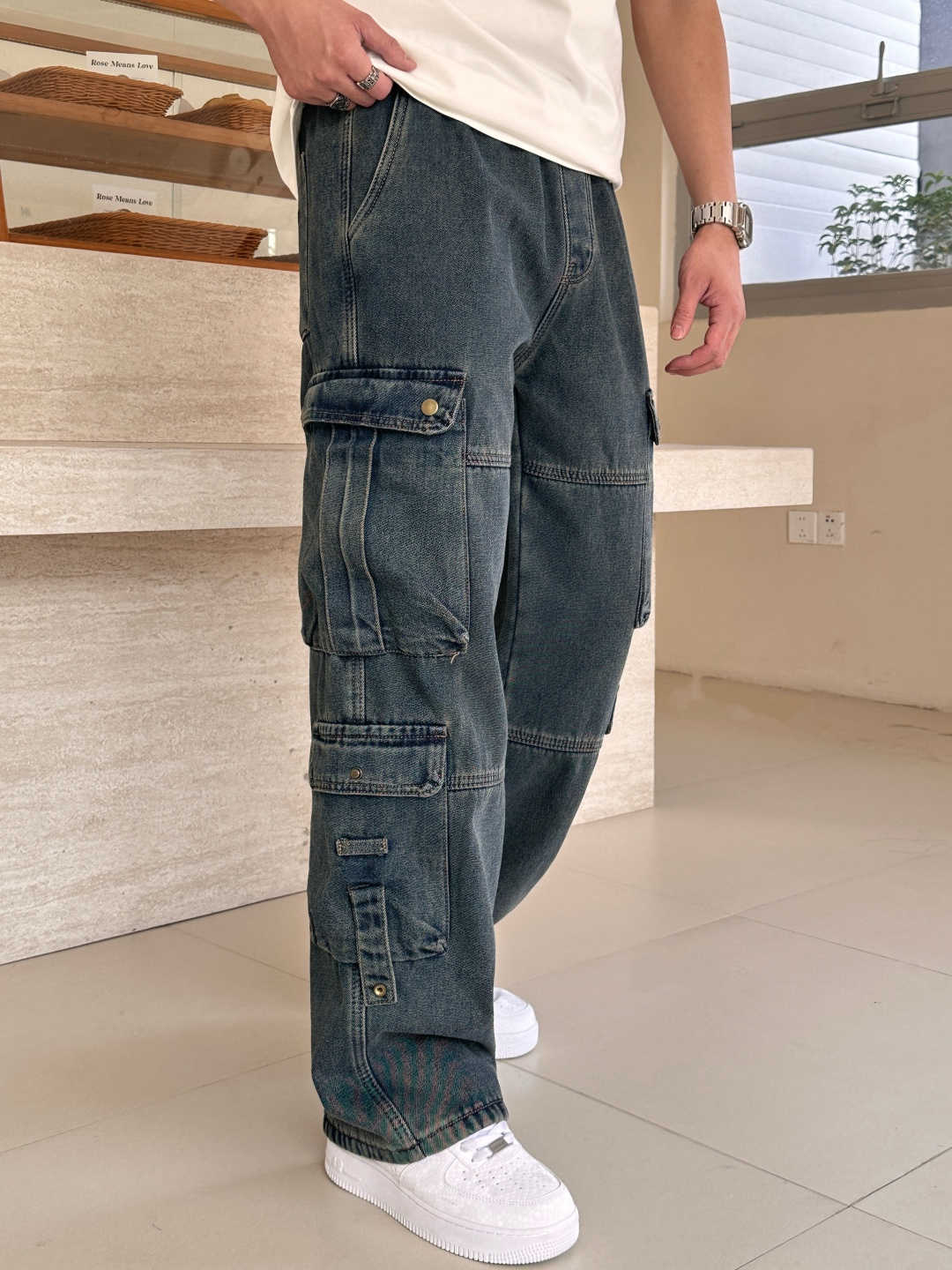 Lv 秋冬最新休闲工装牛仔裤 加厚款！潮人必备 非常个性！内里加绒，非常保暖！舒适度极高。腰部订制松紧橡