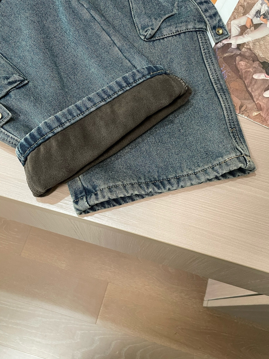 Lv 秋冬最新休闲工装牛仔裤 加厚款！潮人必备 非常个性！内里加绒，非常保暖！舒适度极高。腰部订制松紧橡