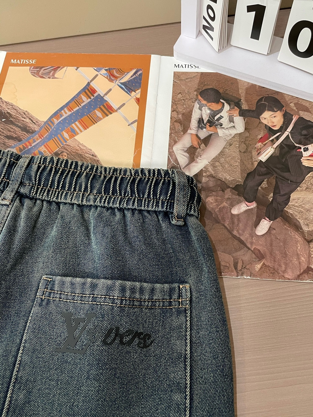 Lv 秋冬最新休闲工装牛仔裤 加厚款！潮人必备 非常个性！内里加绒，非常保暖！舒适度极高。腰部订制松紧橡