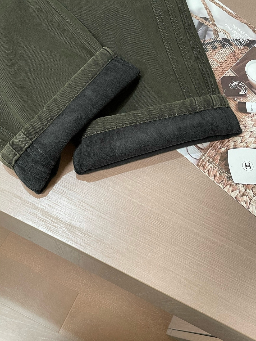 miumiu 2025秋冬最新系列男士加厚休闲裤！内里加绒，非常保暖，北方的宝子们赶紧备上！采用客供弹力