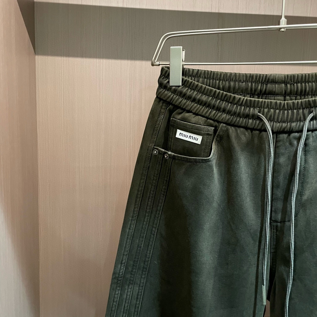 miumiu 2025秋冬最新系列男士加厚休闲裤！内里加绒，非常保暖，北方的宝子们赶紧备上！采用客供弹力