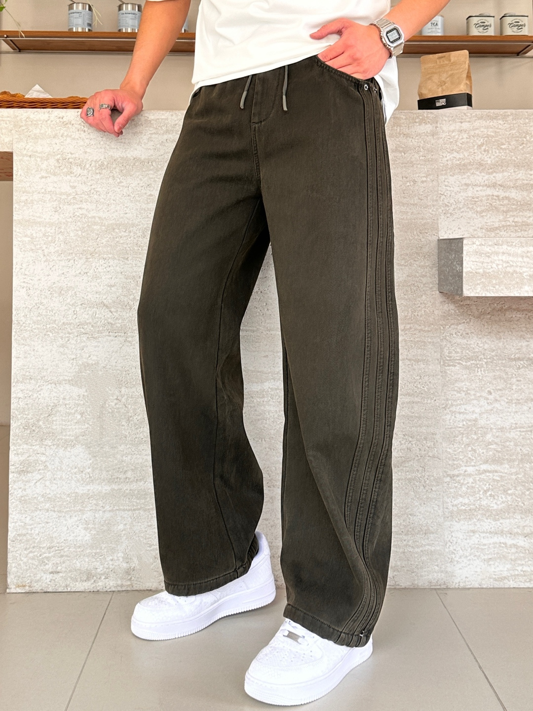 miumiu 2025秋冬最新系列男士加厚休闲裤！内里加绒，非常保暖，北方的宝子们赶紧备上！采用客供弹力