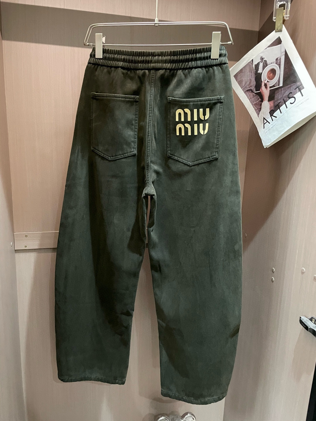 miumiu 2025秋冬最新系列男士加厚休闲裤！内里加绒，非常保暖，北方的宝子们赶紧备上！采用客供弹力