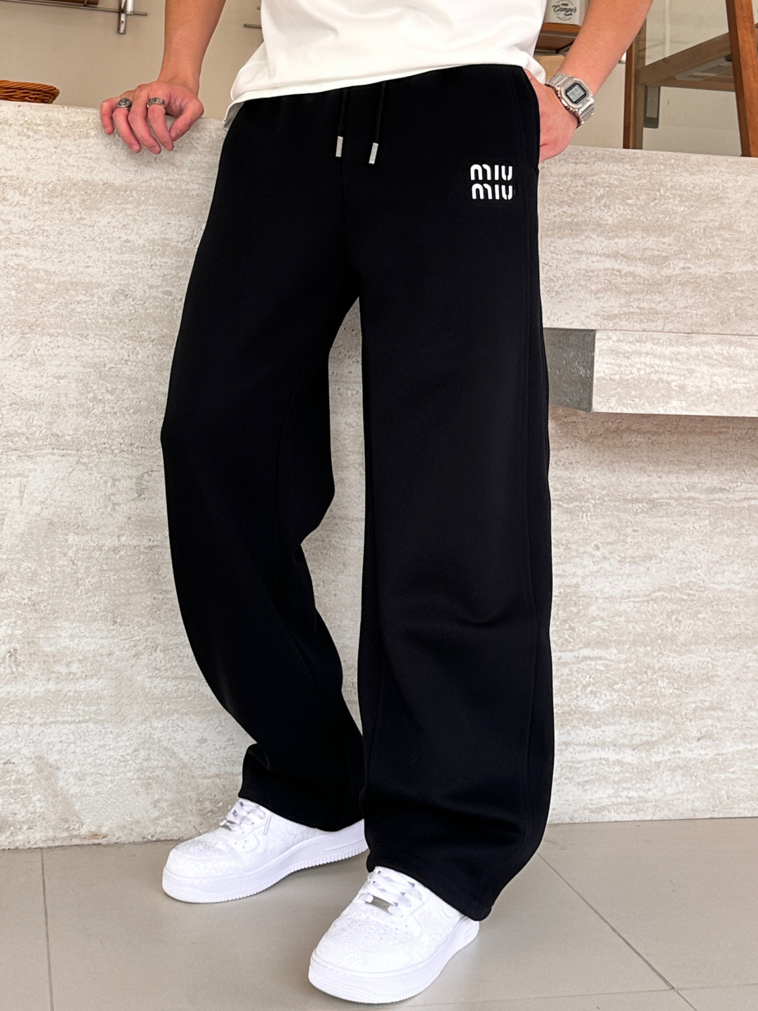 miumiu2025秋冬最新系列男士加厚休闲裤！内里加绒，非常保暖，北方的宝子们赶紧备上！采用客供弹力柔