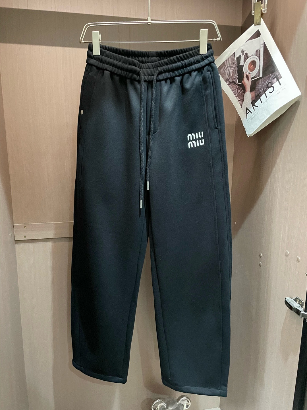 miumiu2025秋冬最新系列男士加厚休闲裤！内里加绒，非常保暖，北方的宝子们赶紧备上！采用客供弹力柔