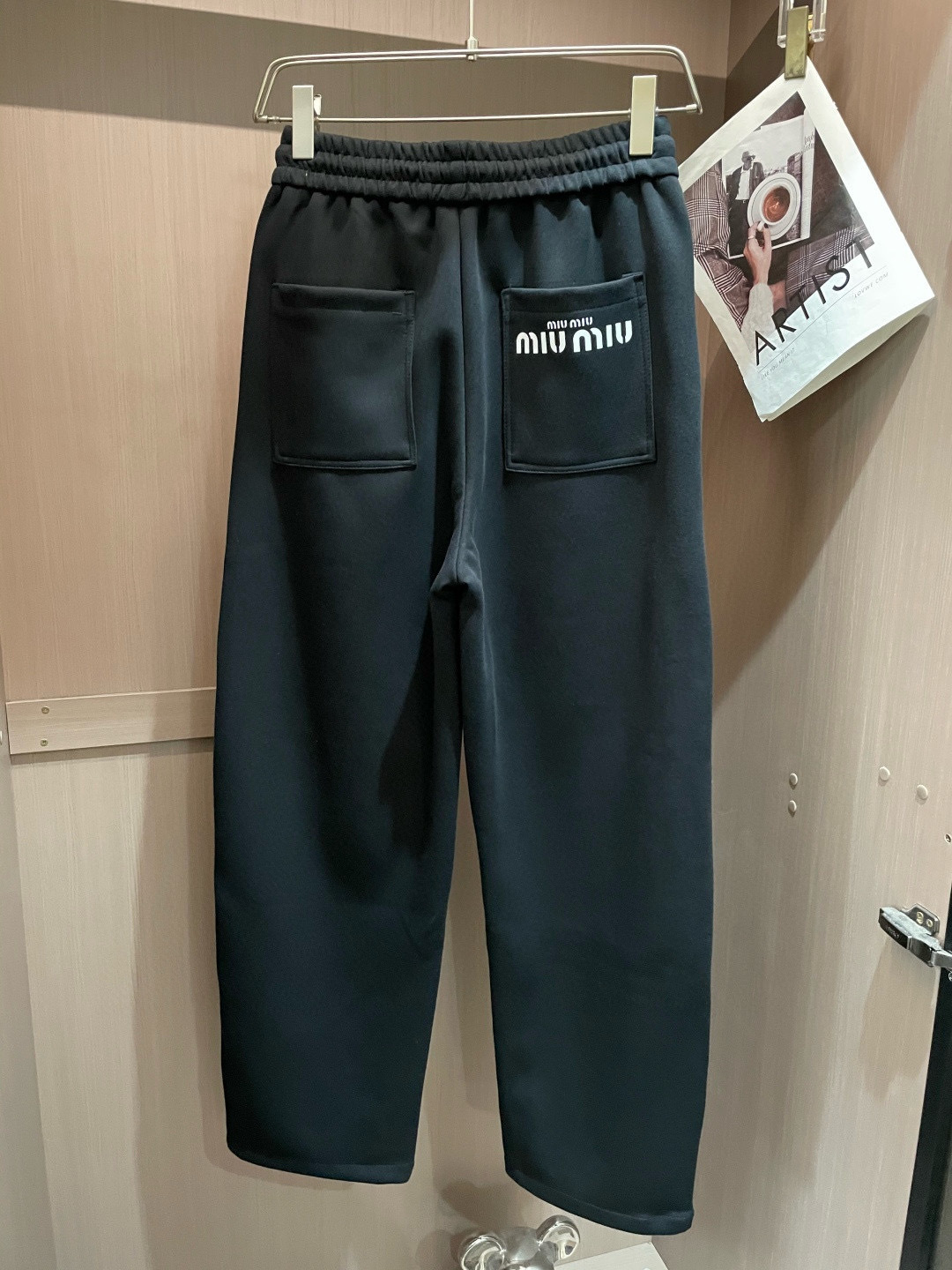 miumiu2025秋冬最新系列男士加厚休闲裤！内里加绒，非常保暖，北方的宝子们赶紧备上！采用客供弹力柔