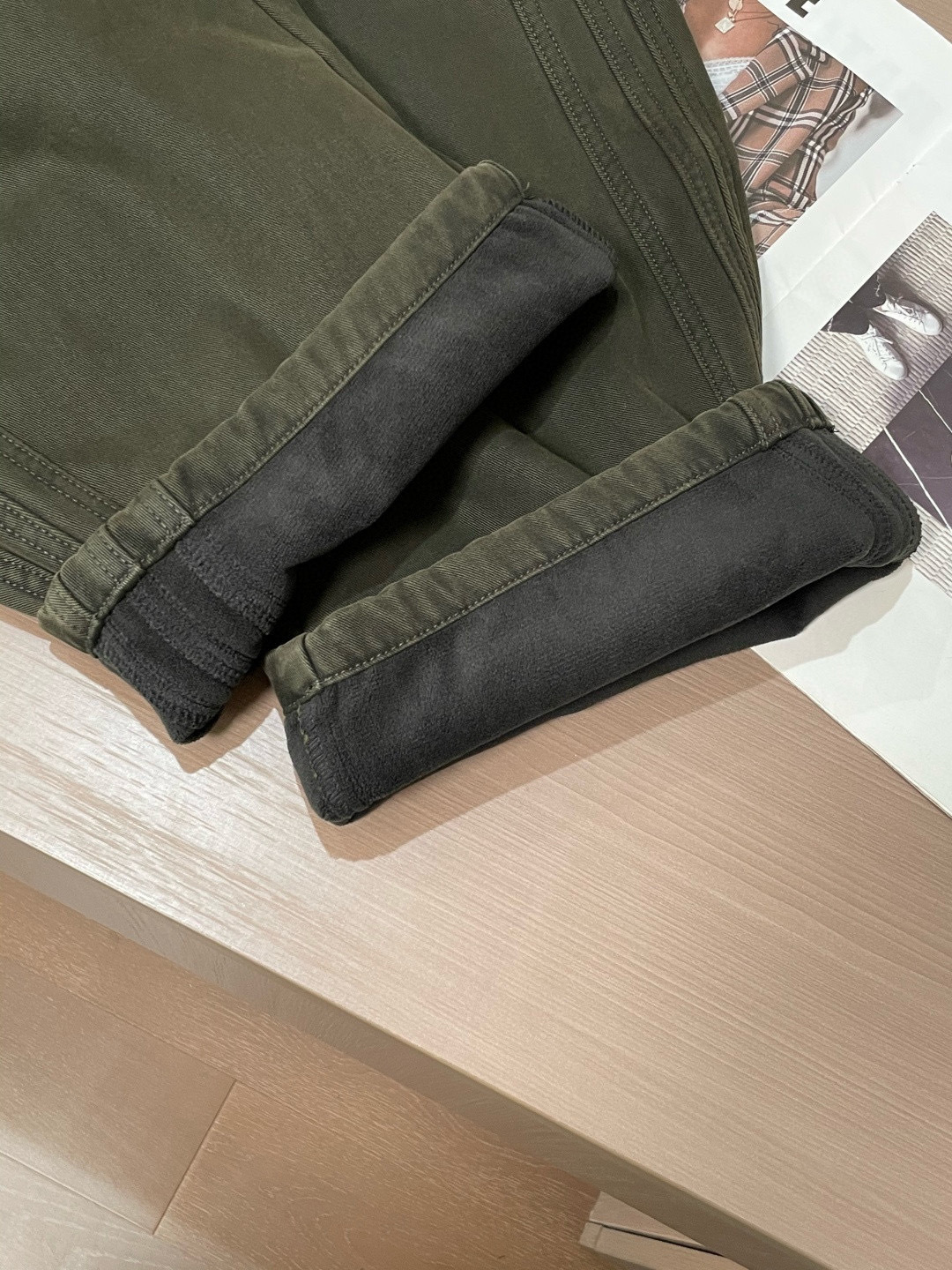 巴黎世家 2025秋冬最新系列男士加厚休闲裤！内里加绒，非常保暖，北方的宝子们赶紧备上！采用客供弹力柔棉