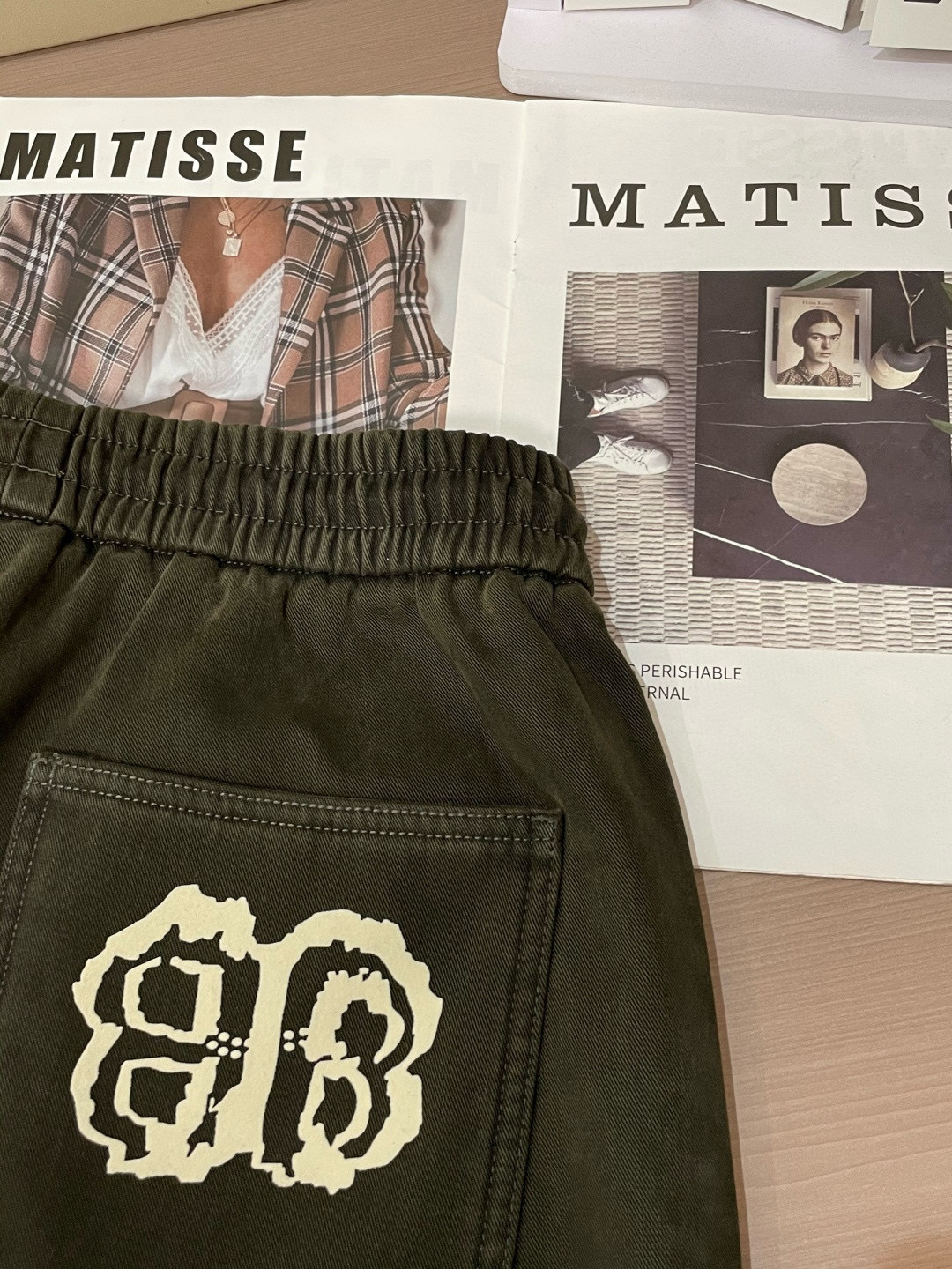 巴黎世家 2025秋冬最新系列男士加厚休闲裤！内里加绒，非常保暖，北方的宝子们赶紧备上！采用客供弹力柔棉