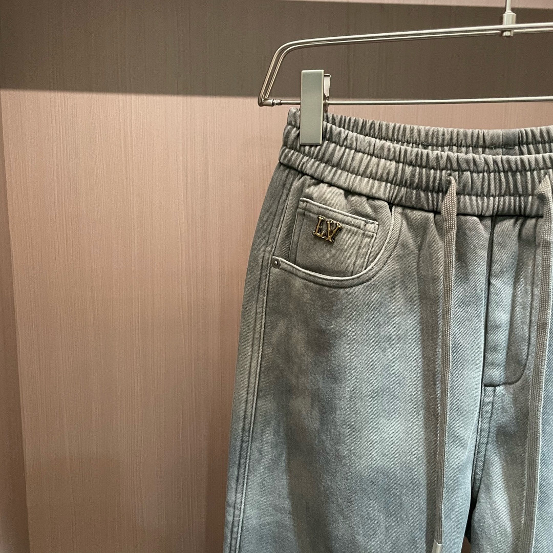 Lv 2025秋冬最新系列男士加厚休闲裤！内里加绒，非常保暖，北方的宝子们赶紧备上！采用客供弹力柔棉材质