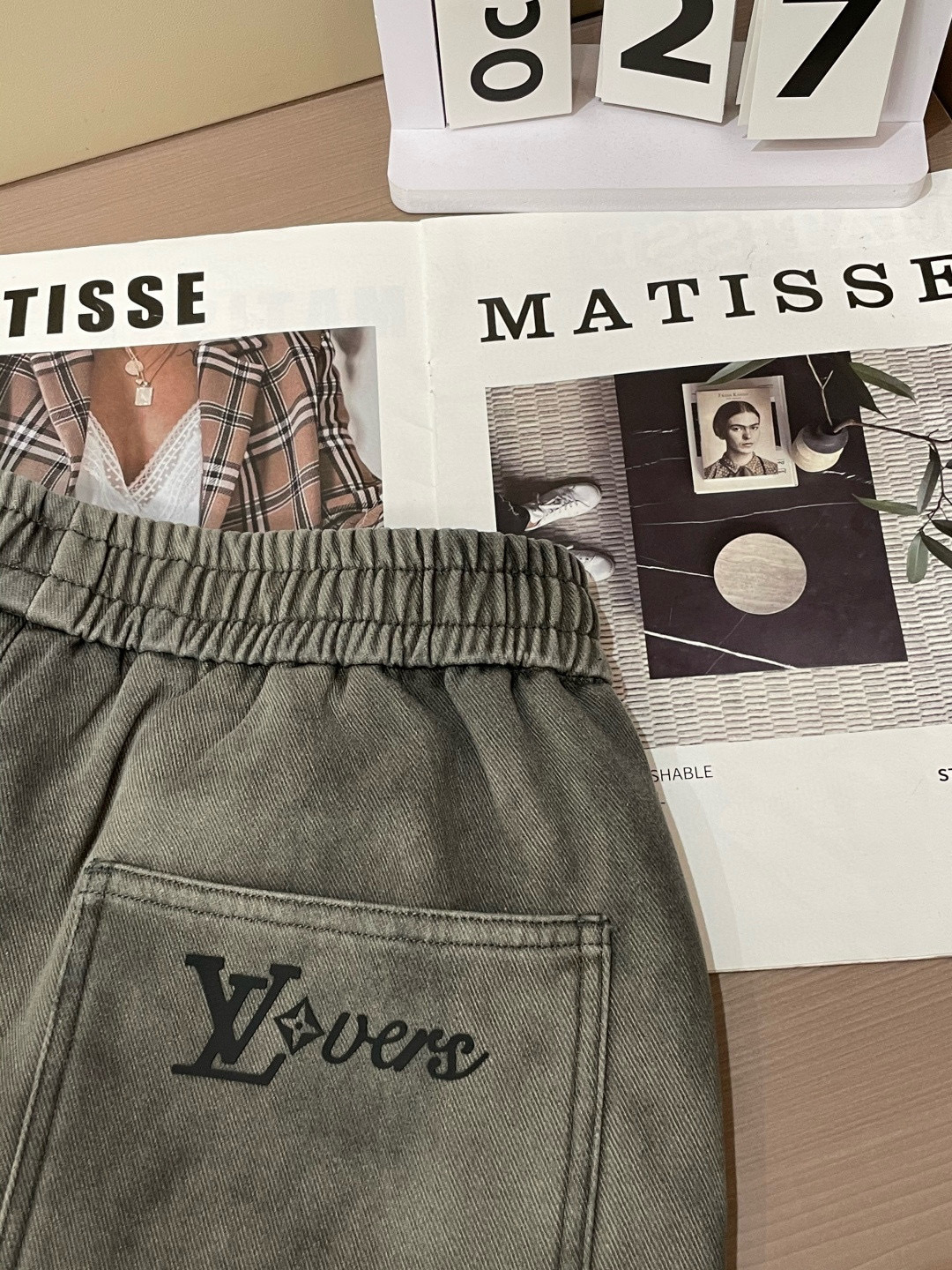 Lv 2025秋冬最新系列男士加厚休闲裤！内里加绒，非常保暖，北方的宝子们赶紧备上！采用客供弹力柔棉材质