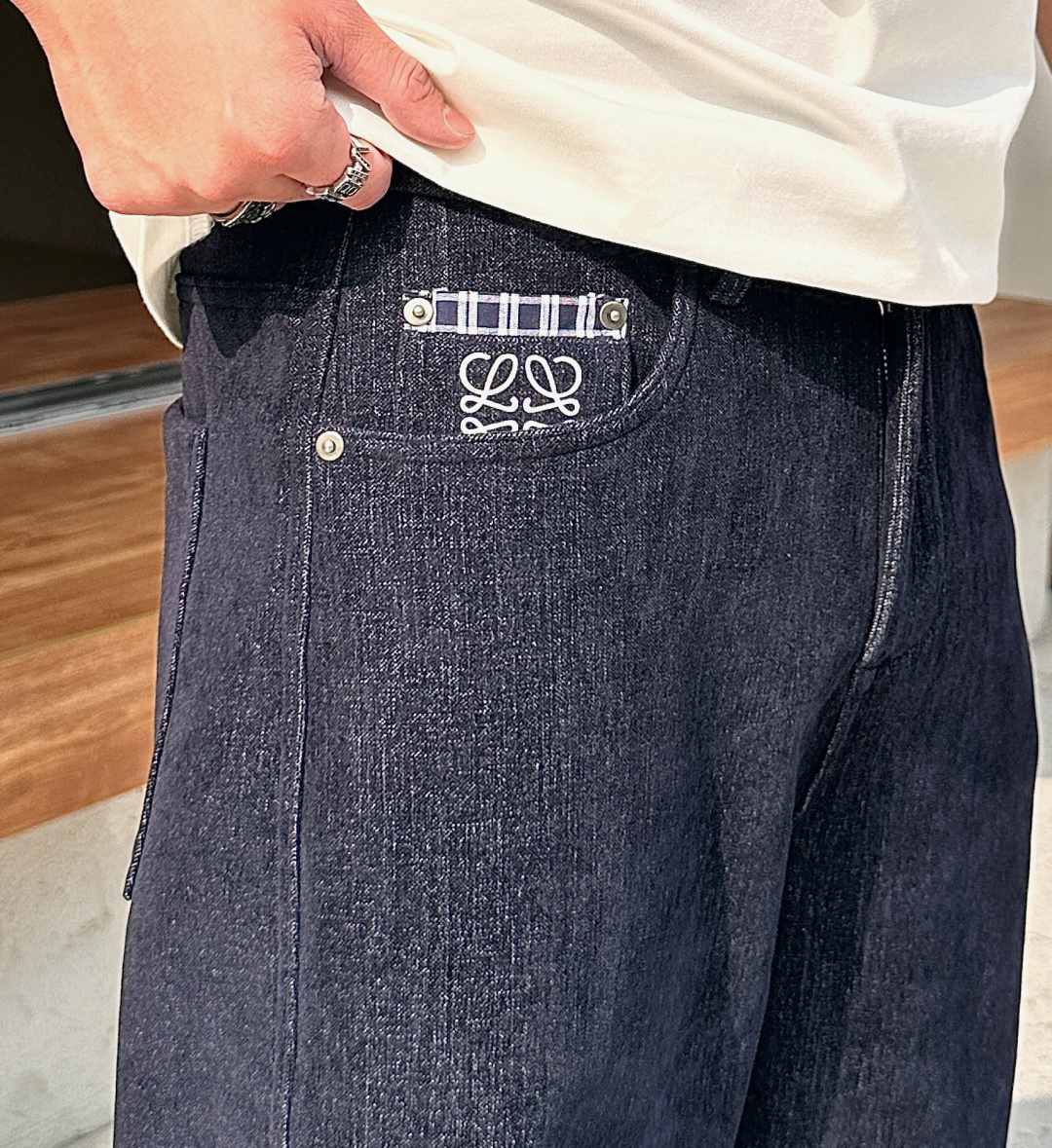 Loewe 2025秋冬最新系列男士加厚休闲裤！内里加绒，非常保暖，北方的宝子们赶紧备上！采用客供弹力柔