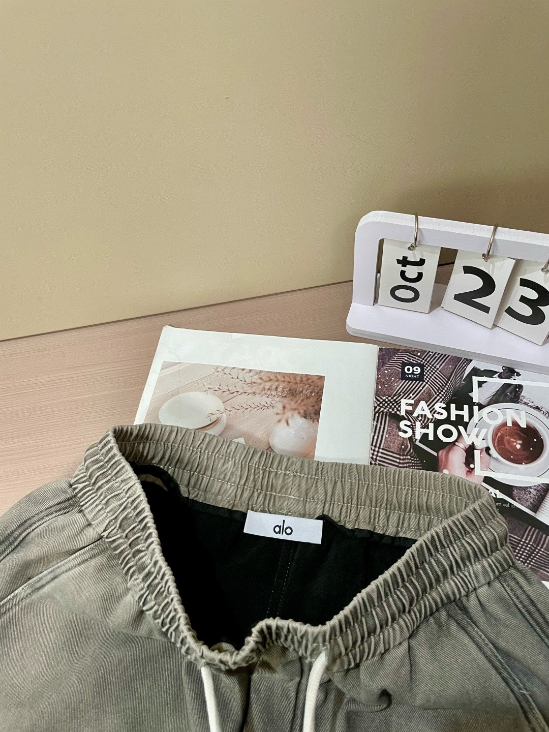 alo 2025秋冬最新系列男士加厚休闲裤！内里加绒，非常保暖，北方的宝子们赶紧备上！采用客供弹力柔棉材