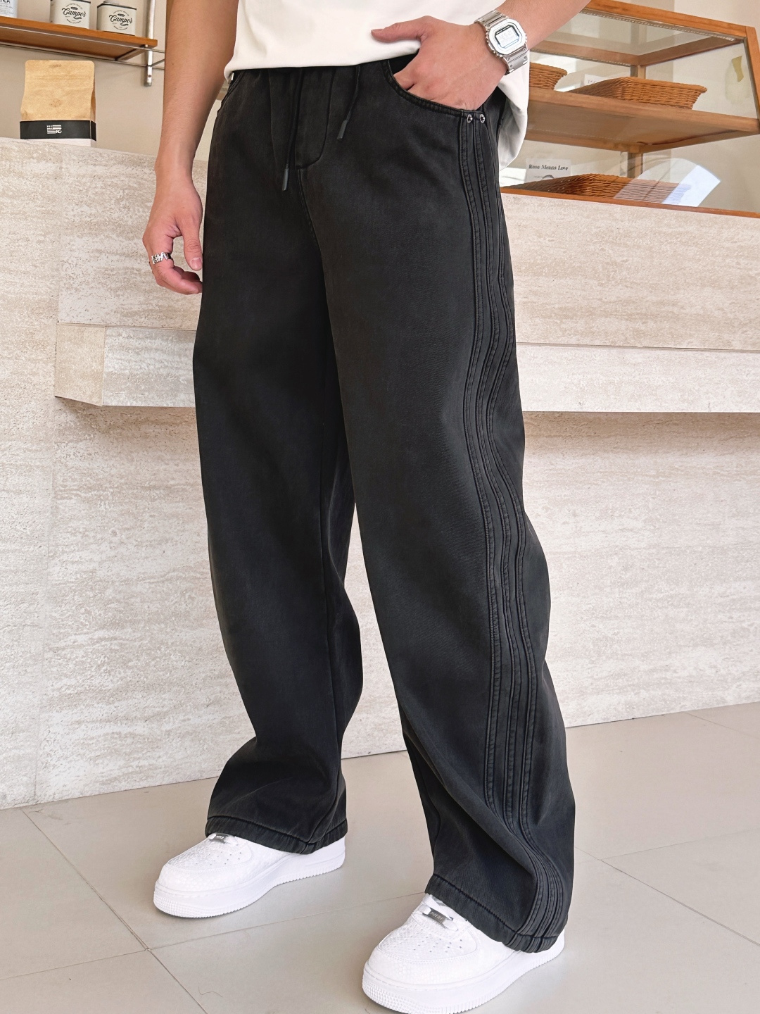 NO:691300,Balenciaga 2025 autumn and winter latest series of men's thickened casual pants!  It's lined with velvet and is very warm, so those in the north should quickly prepare it!  Made of customer-supplied elastic soft cotton material, soft and delicate, and feels great!  The brand style is clear at a glance!  Minimalist design, no extra exaggerated elements to declare victory, fine details, original custom-made hardware accessories, just the right thickness, easy to control in all weathers, classic color upper body, very energetic, multiple styles of wear, casual business, daily life, fashion trends can be controlled!  The overall style and fashion sense are extremely outstanding, bringing extraordinary clothing taste!  Size 28-36,,balenciaga,19860909巴黎世家 2025秋冬最新系列男士加厚休闲裤！ 内里加绒,非常保暖,北方的宝子们赶紧备上！ 采用客供弹力柔棉材质,柔软细腻,手感绝佳！品牌格调一览无余！极简主义设计,没有多余浮夸的元素来宣兵夺主,细节做工精细,五金配件原版定制,厚薄程度也是恰到好处,轻松驾驭各种天气,经典颜色上身很显精气神,多种风格穿搭,休闲商务、日常生活、时尚潮流均可驾驭！整体不论是档次还是时尚感都是极为出色的,带来非凡的衣着品味！ 尺码 28-36,,balenciaga,,Men's clothing
