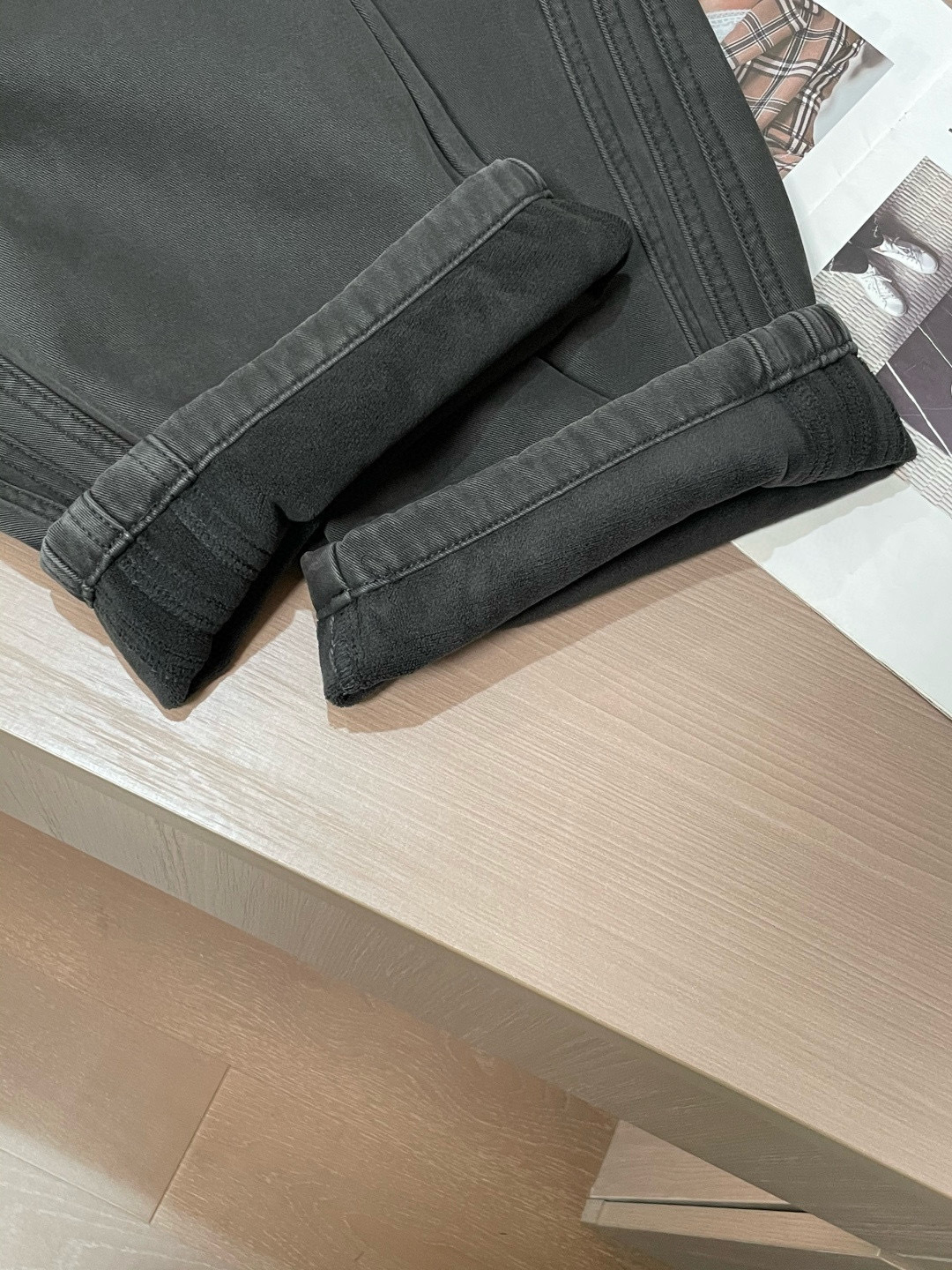 巴黎世家 2025秋冬最新系列男士加厚休闲裤！内里加绒，非常保暖，北方的宝子们赶紧备上！采用客供弹力柔棉