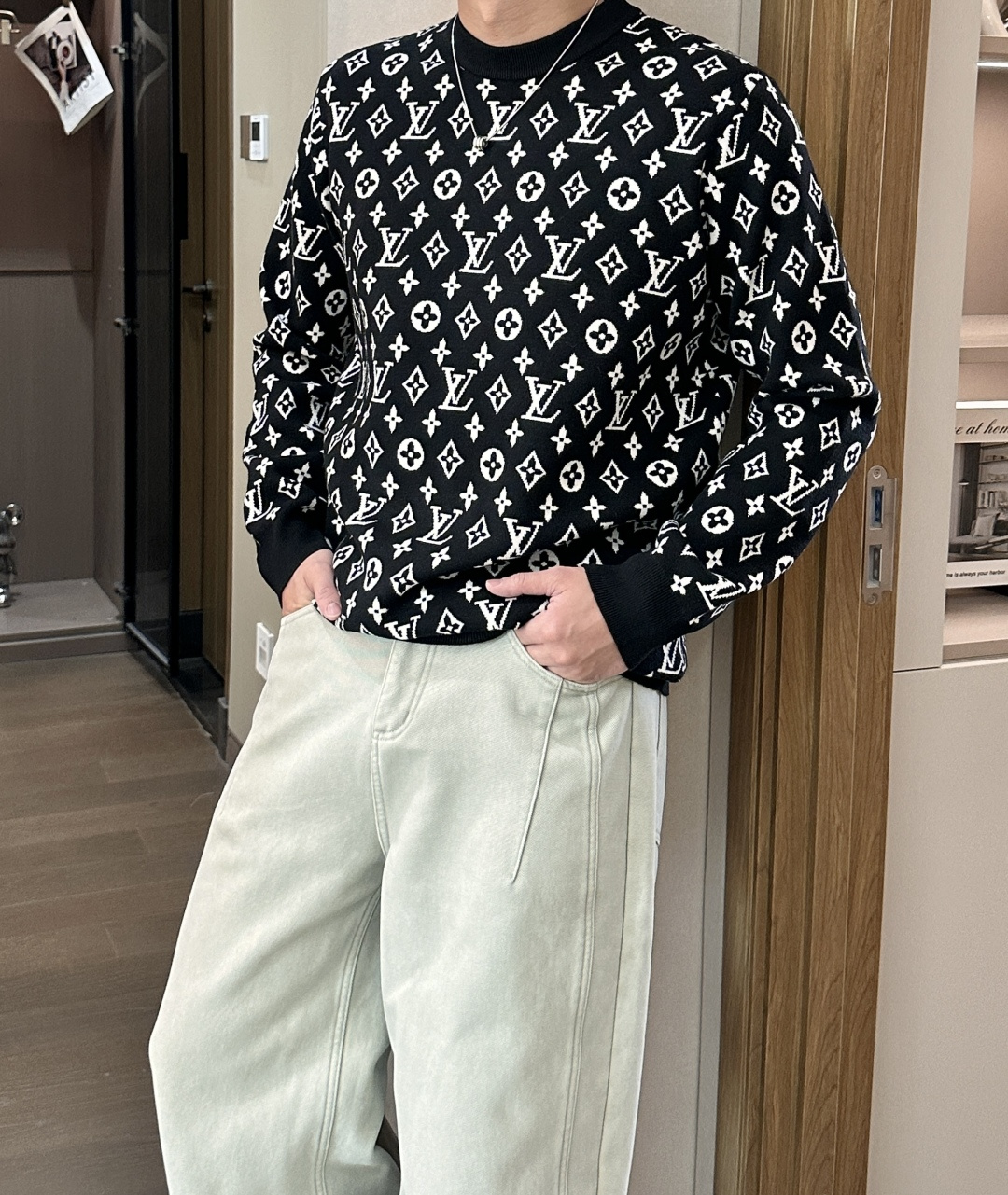 Lv 重磅推荐！2025aw秋冬新款 专柜同步 时尚经典针织衫 秋冬必备款 采用针织衫加厚毛衣，精致简洁