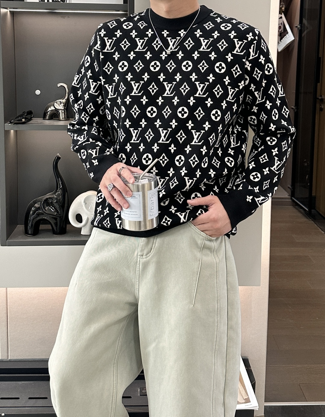 Lv 重磅推荐！2025aw秋冬新款 专柜同步 时尚经典针织衫 秋冬必备款 采用针织衫加厚毛衣，精致简洁