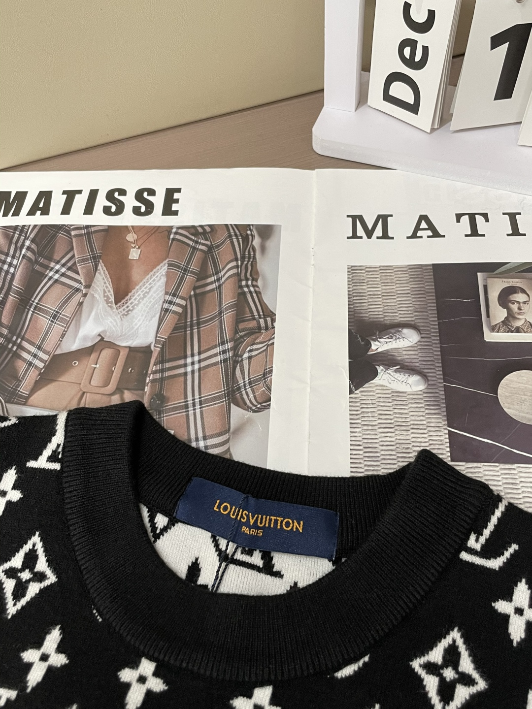 Lv 重磅推荐！2025aw秋冬新款 专柜同步 时尚经典针织衫 秋冬必备款 采用针织衫加厚毛衣，精致简洁