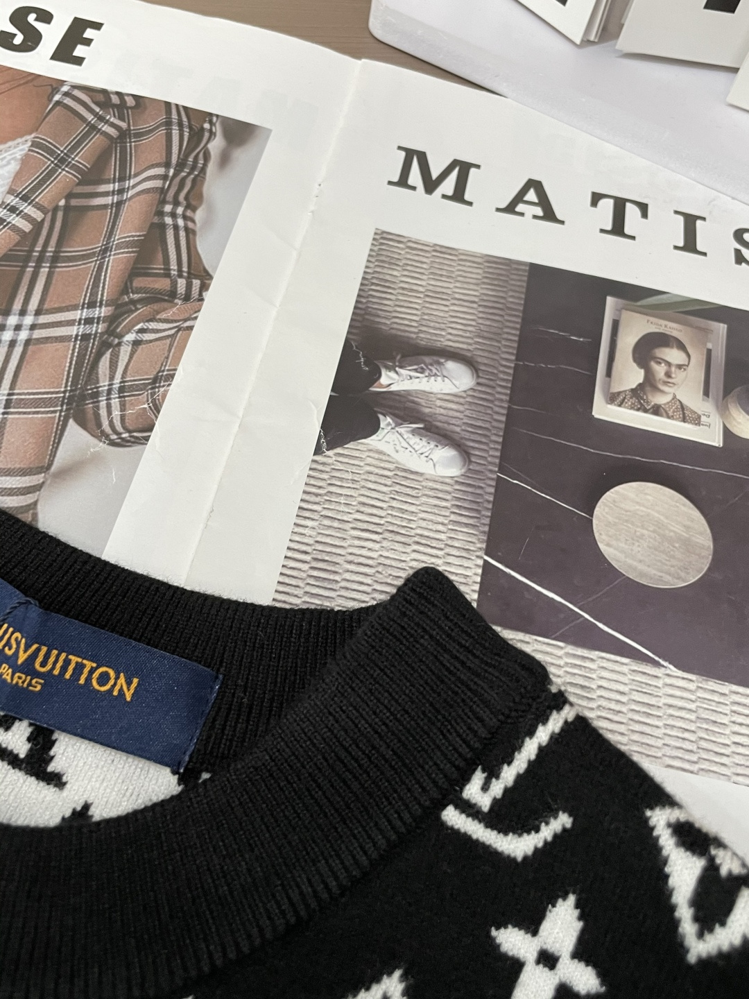 Lv 重磅推荐！2025aw秋冬新款 专柜同步 时尚经典针织衫 秋冬必备款 采用针织衫加厚毛衣，精致简洁