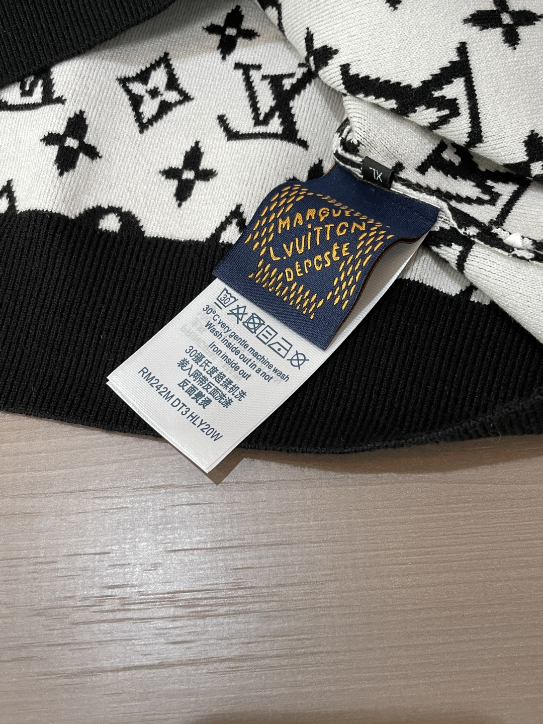 Lv 重磅推荐！2025aw秋冬新款 专柜同步 时尚经典针织衫 秋冬必备款 采用针织衫加厚毛衣，精致简洁