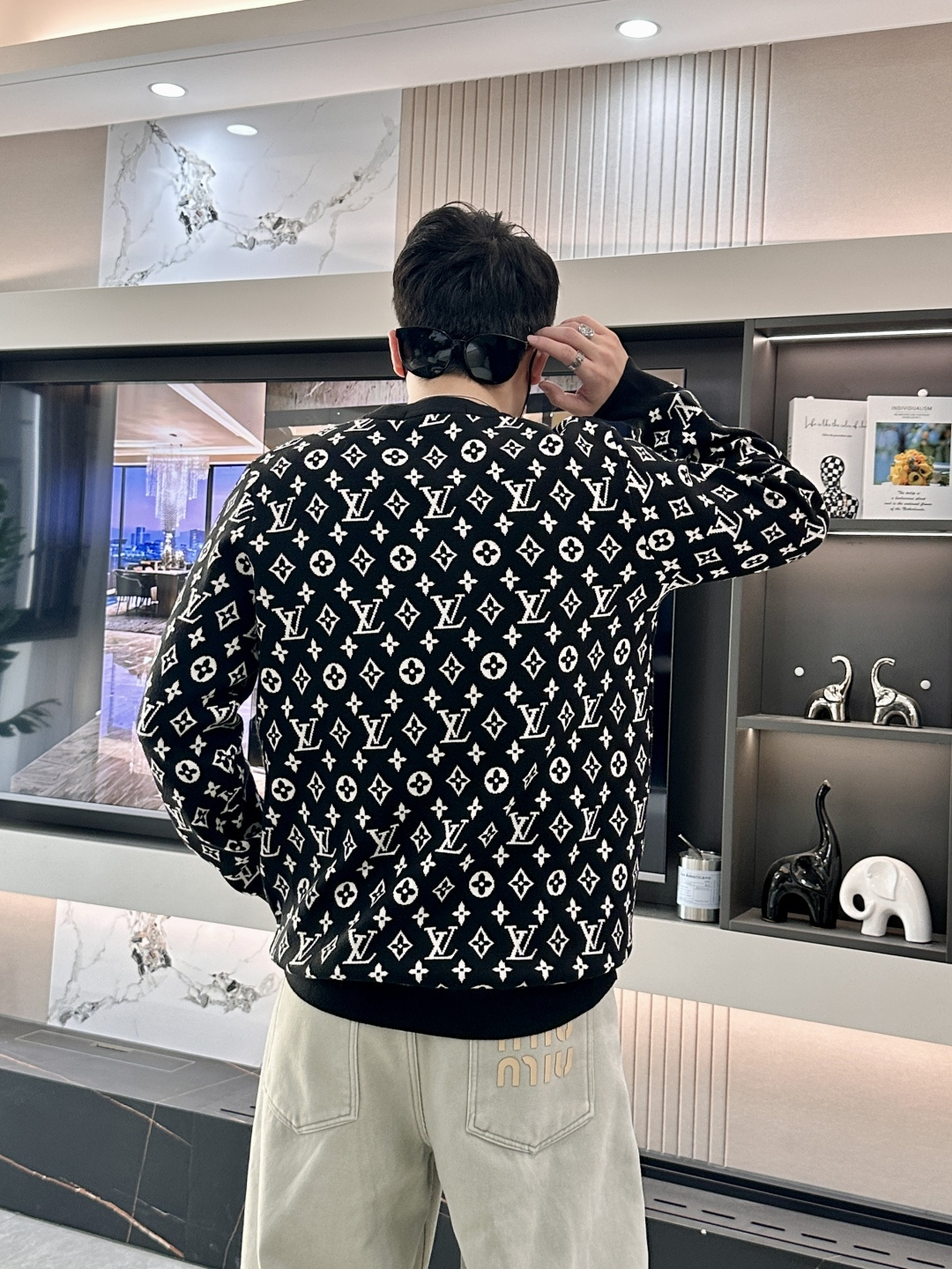 Lv 重磅推荐！2025aw秋冬新款 专柜同步 时尚经典针织衫 秋冬必备款 采用针织衫加厚毛衣，精致简洁