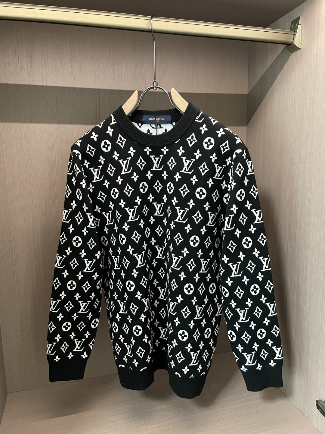 Lv 重磅推荐！2025aw秋冬新款 专柜同步 时尚经典针织衫 秋冬必备款 采用针织衫加厚毛衣，精致简洁