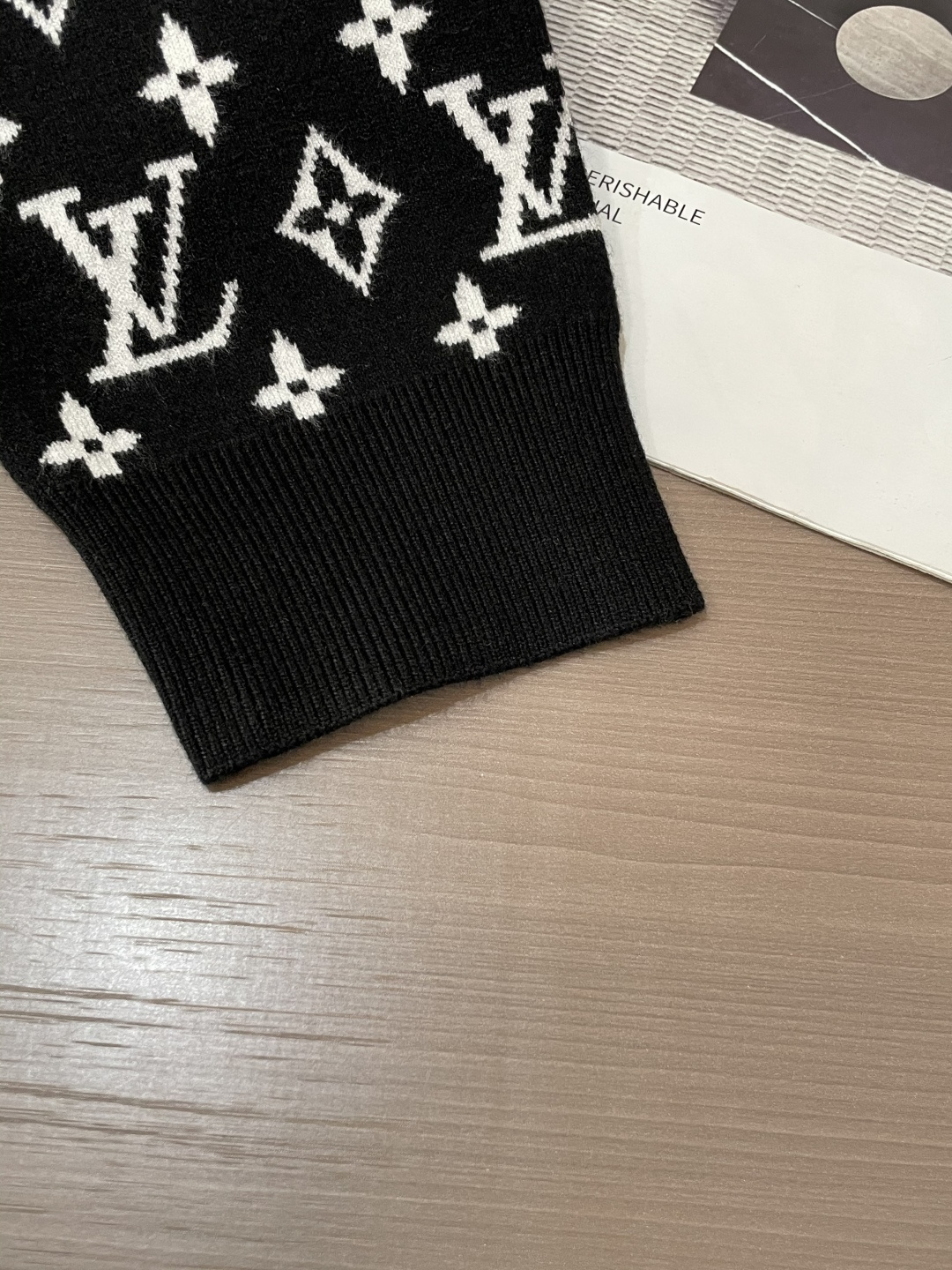 Lv 重磅推荐！2025aw秋冬新款 专柜同步 时尚经典针织衫 秋冬必备款 采用针织衫加厚毛衣，精致简洁