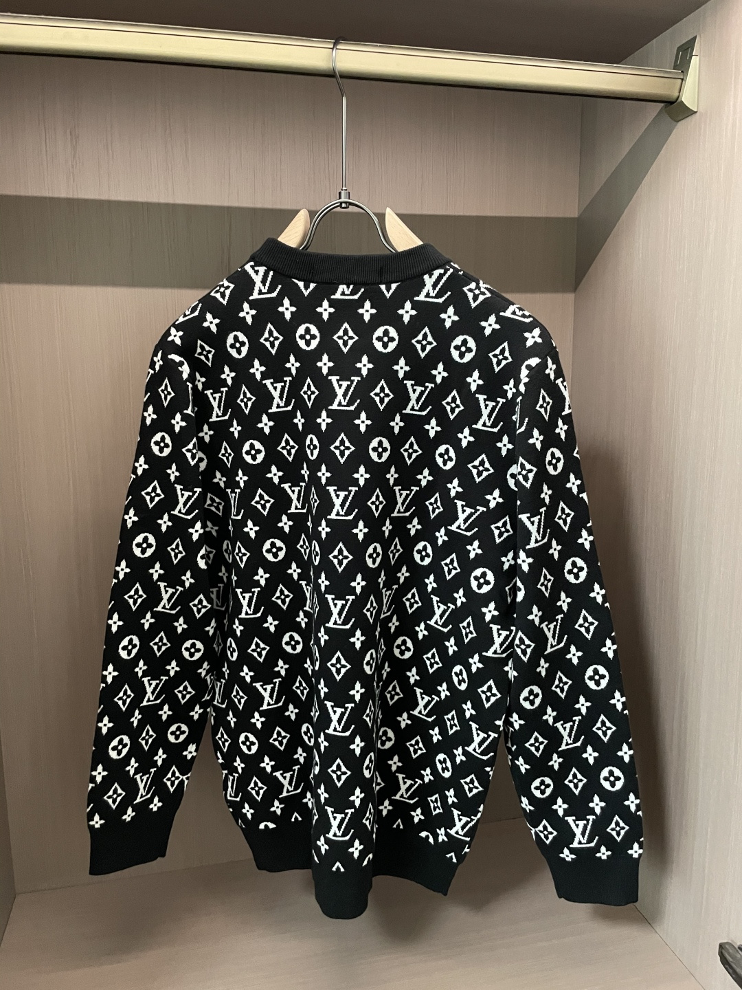 Lv 重磅推荐！2025aw秋冬新款 专柜同步 时尚经典针织衫 秋冬必备款 采用针织衫加厚毛衣，精致简洁