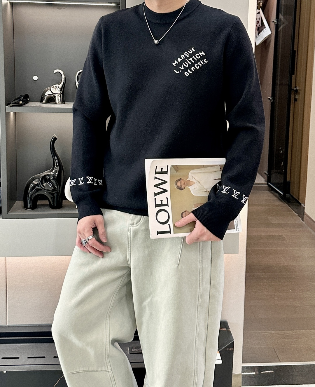 NO:682374,Lv highly recommended!  aw new autumn and winter styles, synchronized with counters, fashionable classic sweaters, must-have items for autumn and winter, using thickened knitted sweaters, exquisite, simple and elegant, brand element embellishment design, not too complicated craftsmanship, playing with the fusion of design and materials, simple European style, a must-have artifact for autumn and winter!  Size s-xxl,,louis vuitton,sweaters,19860909Lv 重磅推荐！aw秋冬新款 专柜同步 时尚经典针织衫 秋冬必备款 采用针织衫加厚毛衣,精致简洁大方 品牌元素点缀设计 没有过多复杂的工艺 玩的就是设计与材质的融合 简约的欧风 秋冬季必备神器！尺码s-xxl,,louis vuitton,sweaters,,Men's clothing