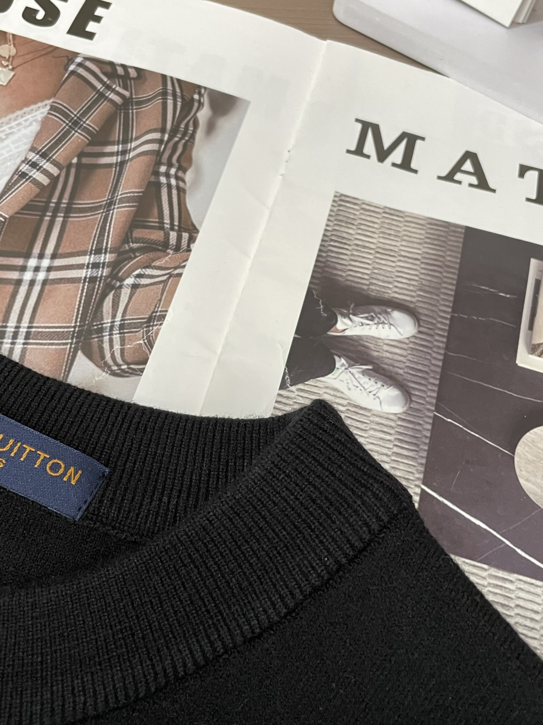 Lv 重磅推荐！2025aw秋冬新款 专柜同步 时尚经典针织衫 秋冬必备款 采用针织衫加厚毛衣，精致简洁