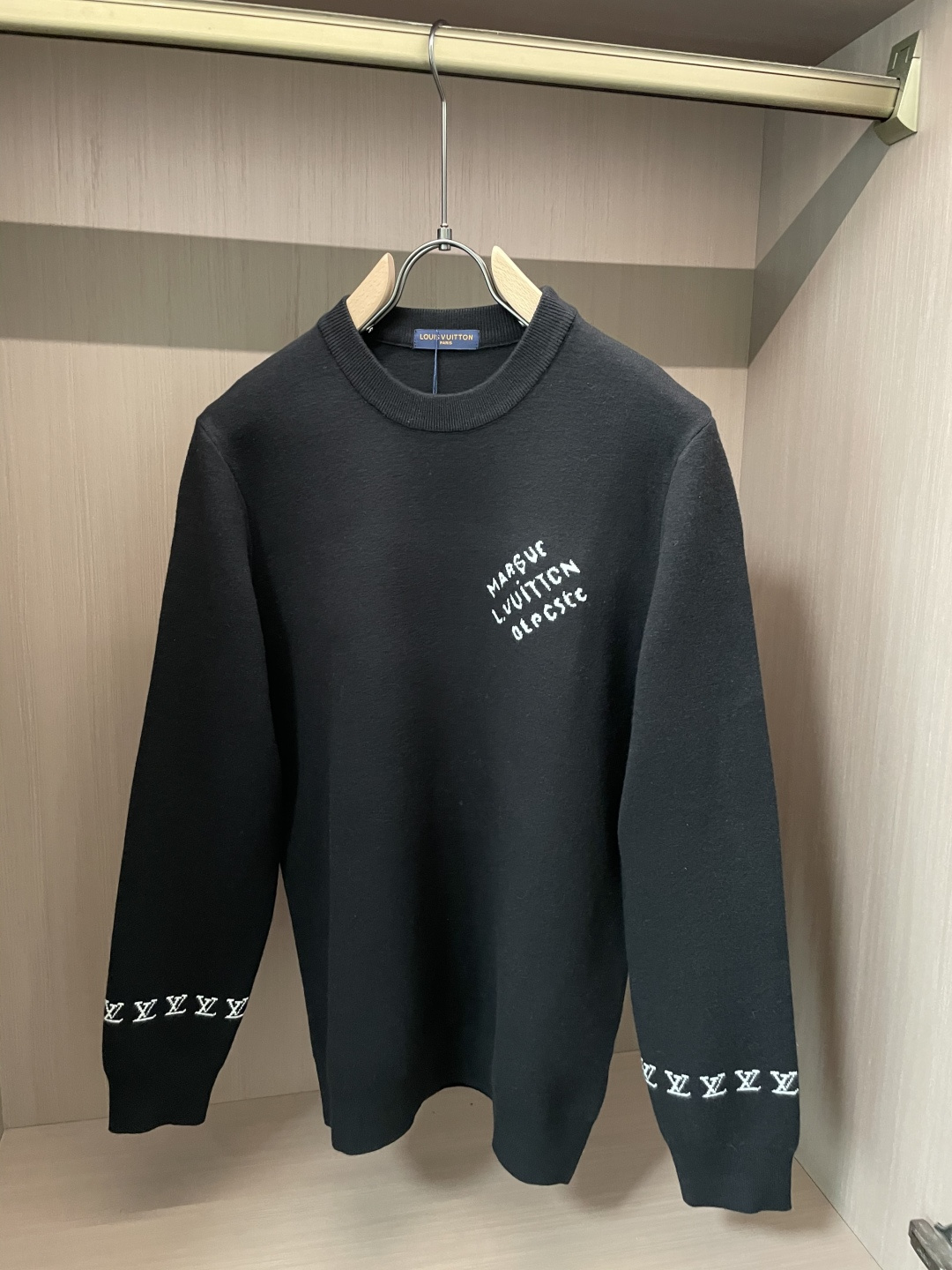 Lv 重磅推荐！2025aw秋冬新款 专柜同步 时尚经典针织衫 秋冬必备款 采用针织衫加厚毛衣，精致简洁