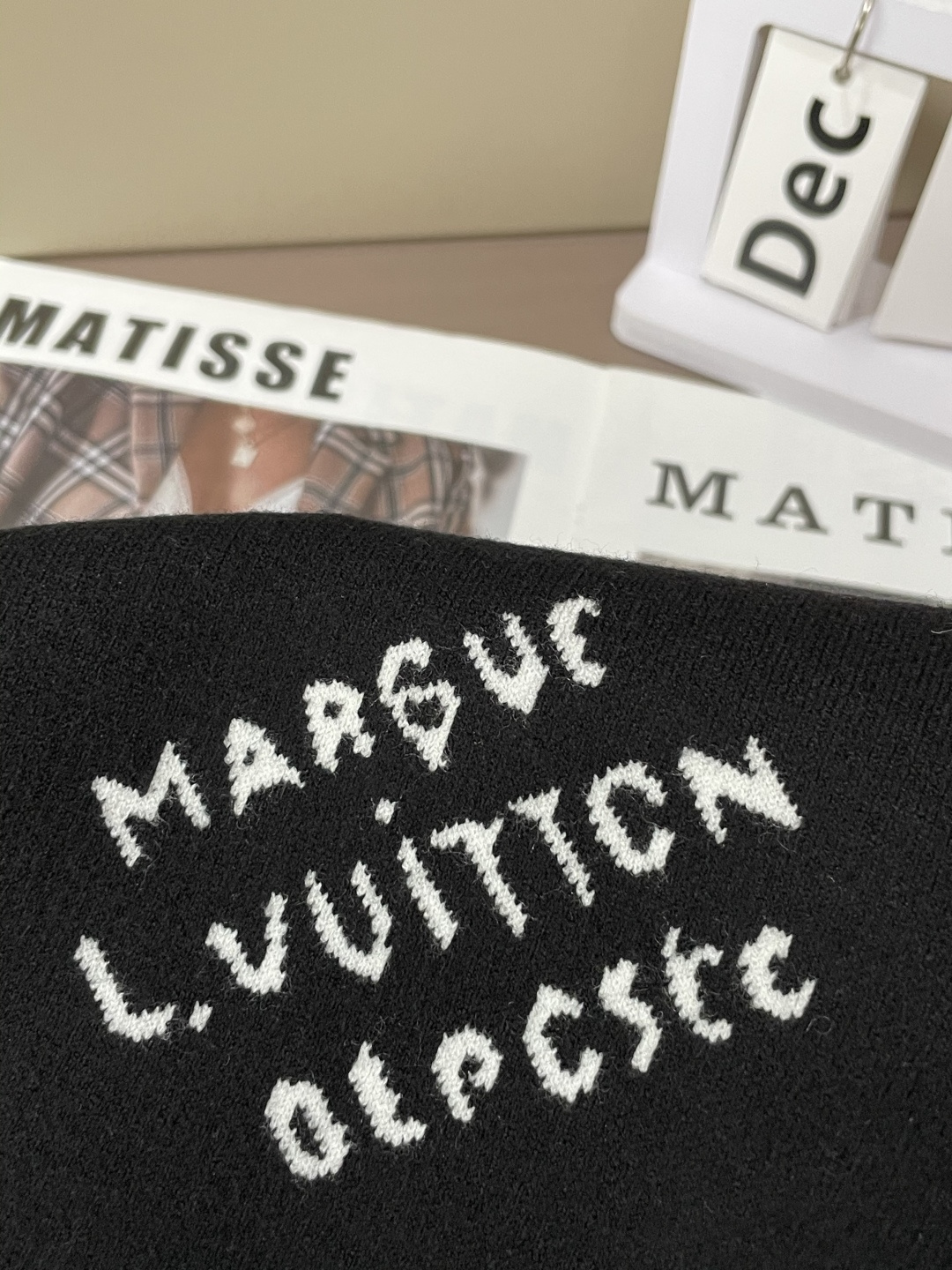 Lv 重磅推荐！2025aw秋冬新款 专柜同步 时尚经典针织衫 秋冬必备款 采用针织衫加厚毛衣，精致简洁