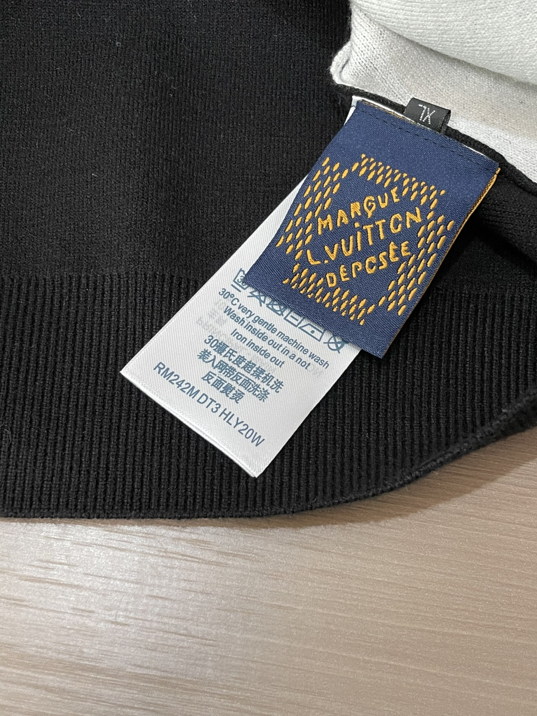 Lv 重磅推荐！2025aw秋冬新款 专柜同步 时尚经典针织衫 秋冬必备款 采用针织衫加厚毛衣，精致简洁