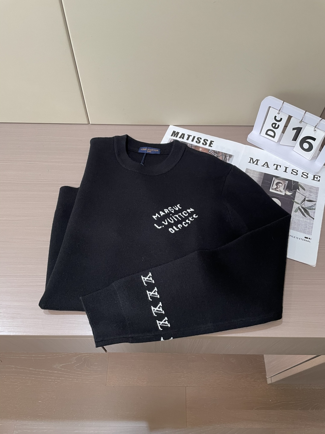 Lv 重磅推荐！2025aw秋冬新款 专柜同步 时尚经典针织衫 秋冬必备款 采用针织衫加厚毛衣，精致简洁