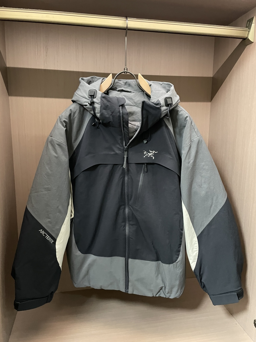 NO:682379,Arc'teryx cotton color-blocked outdoor jacket｜hardcore warm style for autumn and winter!  The cotton temperature-locking + GTX fabric is filled with high-elastic heat-storage cotton inside, which can withstand -10℃. The outer layer of GORE-TEX is waterproof and breathable. It does not seep in heavy rain, is breathable and does not sweat, and is warm and resistant to outdoor/daily wear!  Contrasting functional style design, gray and black color matching with classic logo, it is full of outdoor fashion, breaking the monotony of traditional outdoor clothing, and it is very fashionable for daily wear with sweaters and sweaters!  The loose fit is not slimy and the hood is adjustable. It is still not bulky after adding cotton. It is available in M-3XL sizes. It can be worn by tall and short people, and can be worn by fat celebrities. The details are carefully verified with windproof cuffs + multi-pockets + hem drawstrings. It is convenient for storing equipment outdoors and carrying daily belongings. It has both functionality and appearance!  Hard currency in the outdoor circle, the cotton-added models are more difficult to grab at the counter. There is only a batch of M-3XL in stock. If you want a warm and hard-core outdoor jacket, go for it!  ,arc'teryx,hoodie,sweatshirts,jackets & coats,sweaters,hats,19860909始祖鸟加棉拼色户外夹克｜秋冬硬核保暖款！ 加棉锁温+GTX面料内里填充高弹蓄热棉,-10℃也能扛,外层GORE-TEX防水透气,暴雨不渗水、透气不闷汗,户外/日常穿都保暖又抗造！ 撞色机能风设计灰黑拼色搭配经典logo,户外潮范拉满,打破传统户外服的单调,日常搭卫衣、毛衣都超有范儿！ 宽松版型不挑身连帽可调节,加棉后依旧不臃肿,M-3XL全码,高矮胖瘦都能穿,微胖星人也能轻松藏肉. 细节硬核实用防风袖口+多口袋+下摆抽绳,户外放装备、日常装随身物都方便,功能性与颜值双在线！ 户外圈硬通货,加棉款专柜更难抢,现货M-3XL就一批,想要保暖又硬核的户外夹克直接冲！,arc'teryx,hoodie,sweatshirts,jackets & coats,sweaters,hats,,Men's clothing