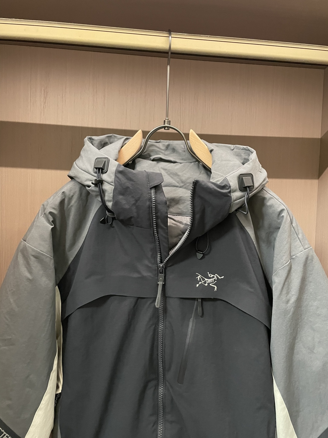 🔥始祖鸟加棉拼色户外夹克｜秋冬硬核保暖款！✨加棉锁温+GTX面料：内里填充高弹蓄热棉，-10℃也能扛，外