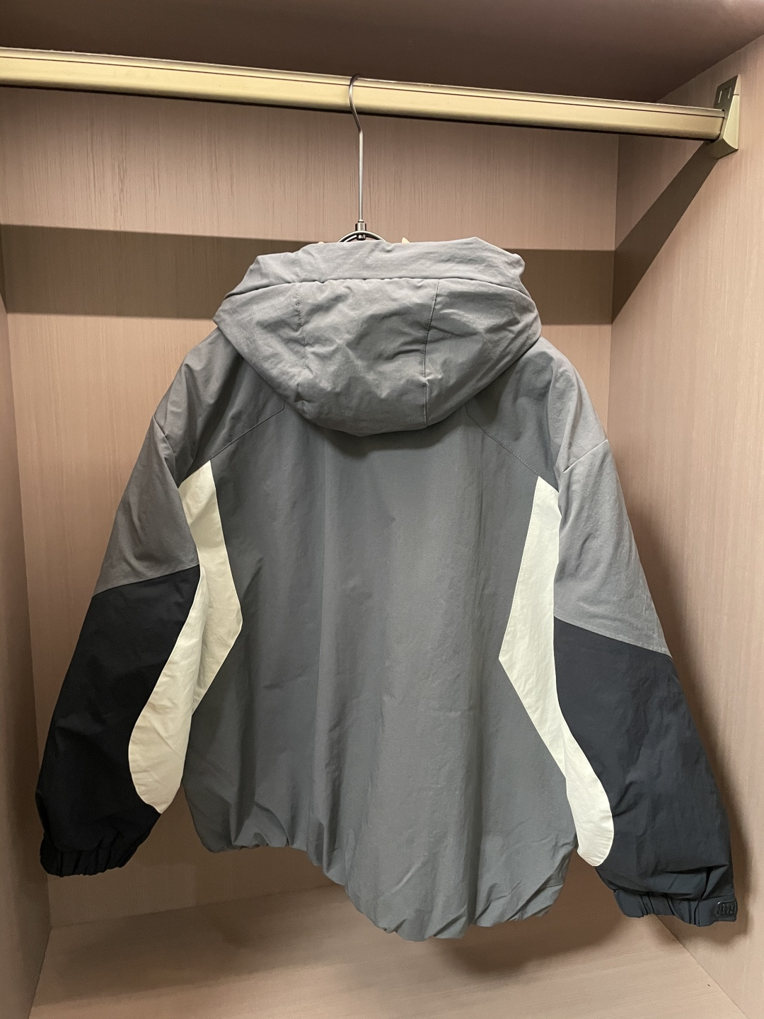 🔥始祖鸟加棉拼色户外夹克｜秋冬硬核保暖款！✨加棉锁温+GTX面料：内里填充高弹蓄热棉，-10℃也能扛，外