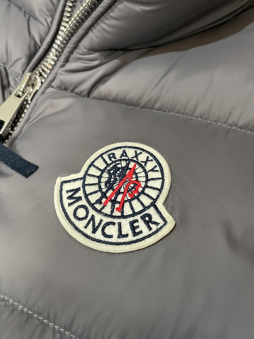 蒙口 2025FW羽绒马甲 潮人必备单品！高级定制 最高标准90绒，成分支持检测，一流保暖性能。内里双层