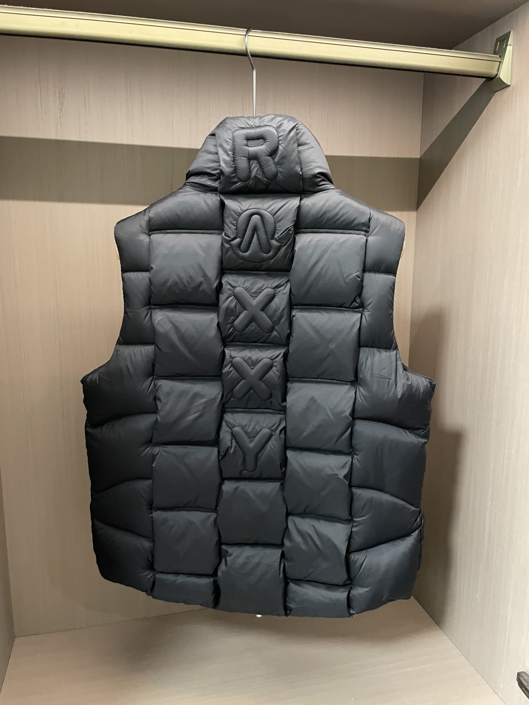 蒙口 2025FW羽绒马甲 潮人必备单品！高级定制 最高标准90绒，成分支持检测，一流保暖性能。内里双层