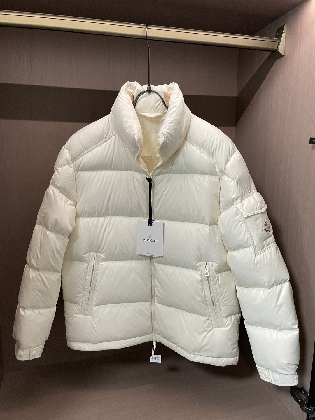 NO:682344,Mengkou trading company order!  ss new autumn and winter products, synchronized with the official website, super stylish, simple and comfortable down jacket customized with the highest quality 90 white duck down diamond-proof velvet fabric, excellent fluffiness, full filling, light and not weighing down, fashionable and simple, very suitable for sweatshirts and sweaters, high stand-up collar, windproof and warm design. Original imported hardware button bag, original fabric, warm and stylish, cold-proof, three-standard accessories and complete details... If you are a big product, seize the opportunity with care. Size m-xxxl  (profit),,Moncler,hoodie,sweatshirts,sweaters,down jacket,19860909蒙口 贸易公司订单！ss秋冬新品 官网同步 超有型 简洁舒适的羽绒服定制最高等90白鸭绒防钻绒面料、蓬松度极好,填充物饱满,轻便不压身,时尚简约,内搭卫衣、毛衣都非常合适,高立领防风保暖设计.原版进口五金纽扣袋,原版面料,保暖有型、御寒保暖、三标辅料细节齐全……大货就有心的把握机会吧. 尺码m-xxxl (让利款）,,Moncler,hoodie,sweatshirts,sweaters,down jacket,,Men's clothing