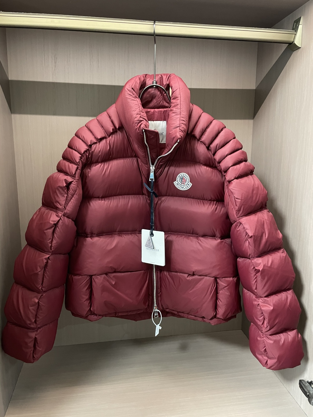 NO:682346,Mongolian mouth (women's model) trading company order!  ss new autumn and winter products, synchronized with the official website, super stylish, simple and comfortable down jacket customized with the highest quality 90 white duck down diamond-proof velvet fabric, excellent fluffiness, full filling, light and not weighing down, fashionable and simple, very suitable for sweatshirts and sweaters, high stand-up collar, windproof and warm design. Original imported hardware button bag, original fabric, warm and stylish, cold-proof, three-standard accessories and complete details... If you are a big product, seize the opportunity with care. Size m-xxxl  (profit),,Moncler,hoodie,sweatshirts,sweaters,down jacket,19860909蒙口 (女款）贸易公司订单！ss秋冬新品 官网同步 超有型 简洁舒适的羽绒服定制最高等90白鸭绒防钻绒面料、蓬松度极好,填充物饱满,轻便不压身,时尚简约,内搭卫衣、毛衣都非常合适,高立领防风保暖设计.原版进口五金纽扣袋,原版面料,保暖有型、御寒保暖、三标辅料细节齐全……大货就有心的把握机会吧. 尺码m-xxxl (让利款）,,Moncler,hoodie,sweatshirts,sweaters,down jacket,,Men's clothing