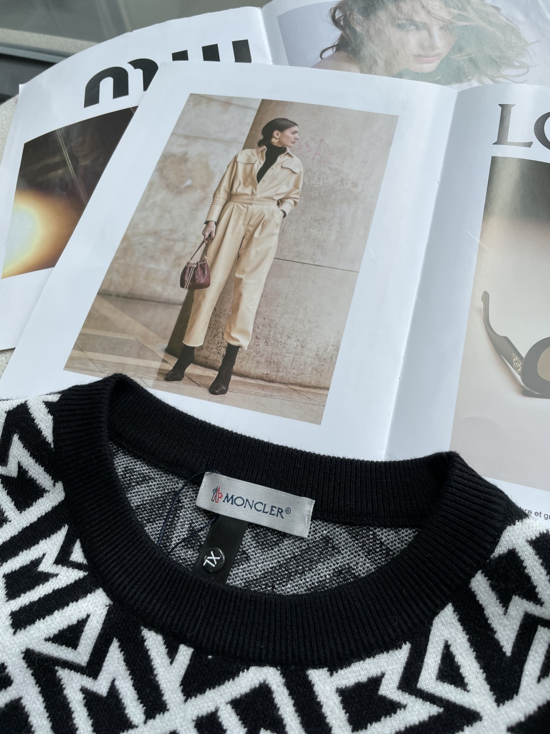 蒙口 重磅推荐！2025aw秋冬新款 专柜同步 时尚经典基础款针织衫 秋冬必备款 采用针织衫加厚毛衣，精