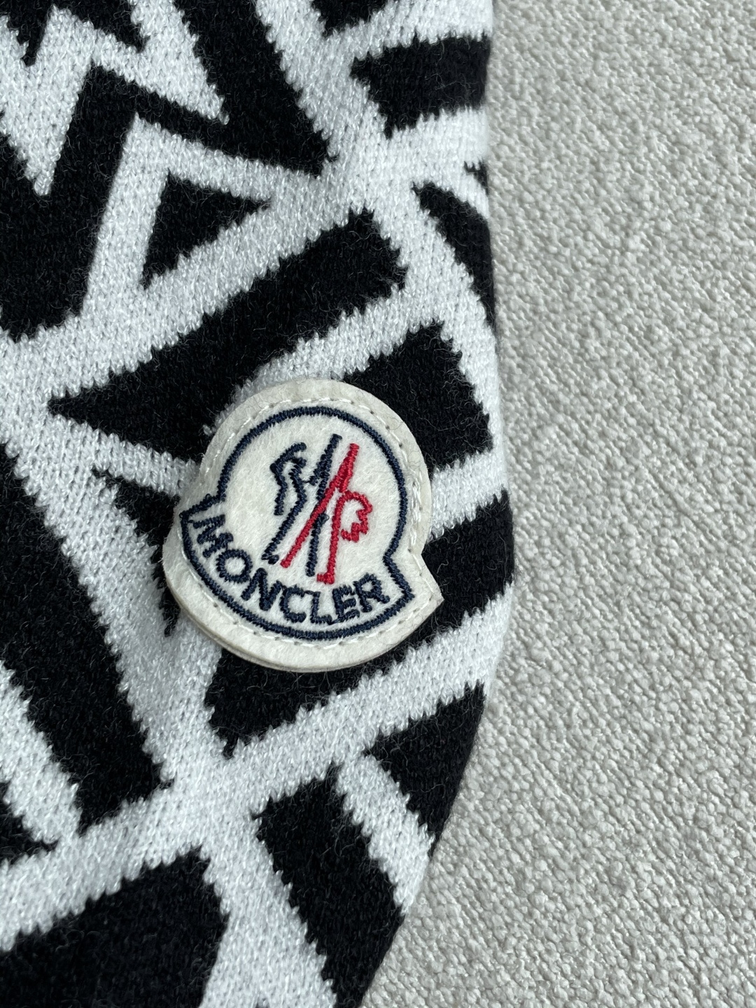 蒙口 重磅推荐！2025aw秋冬新款 专柜同步 时尚经典基础款针织衫 秋冬必备款 采用针织衫加厚毛衣，精