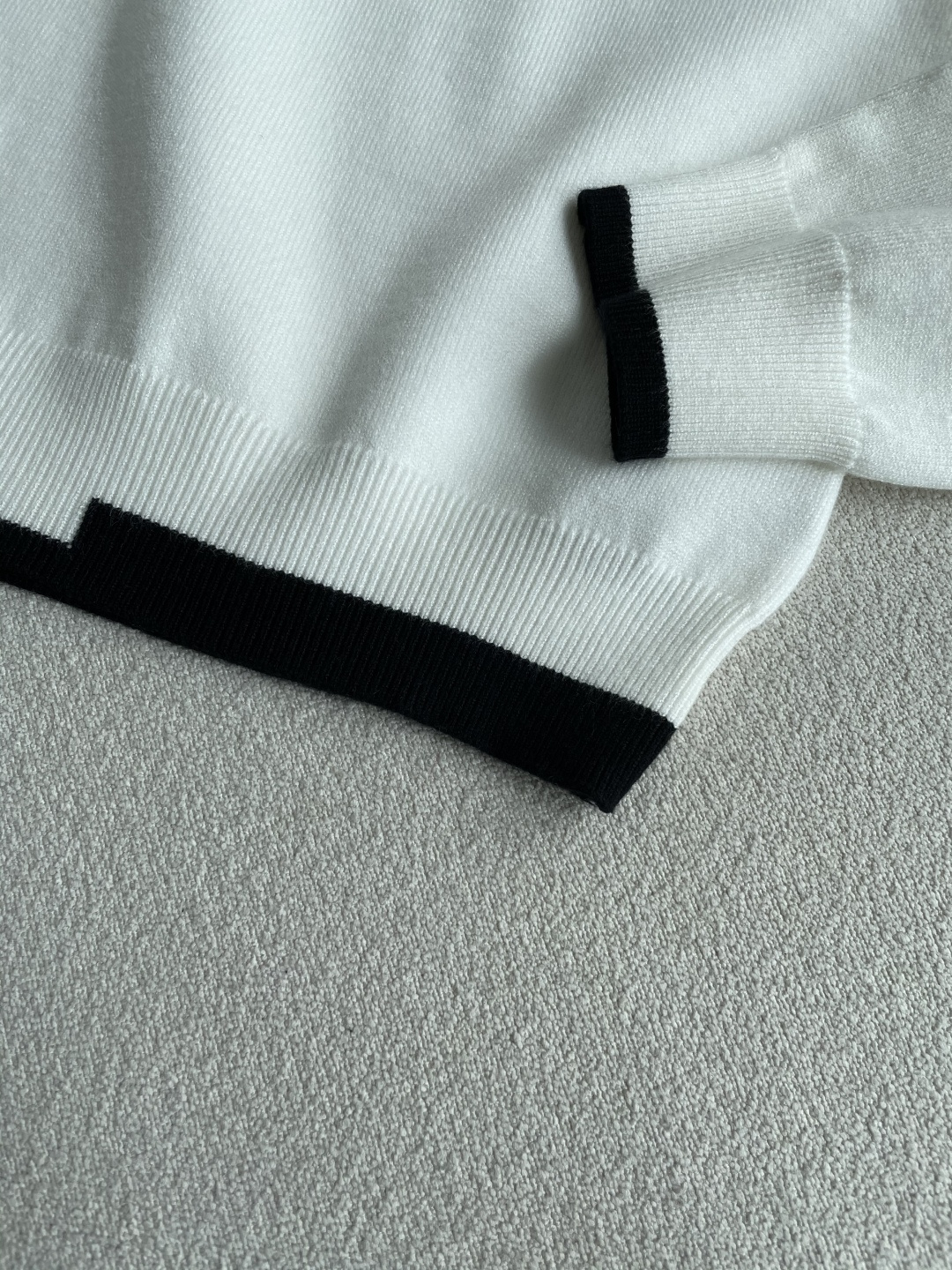 Prad 重磅推荐！2025aw秋冬新款 专柜同步 时尚经典基础款针织衫 秋冬必备款 采用针织衫加厚毛衣