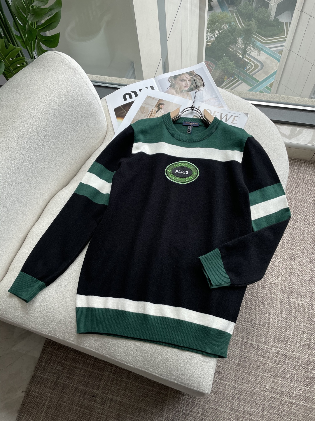 Lv 重磅推荐！2025aw秋冬新款 专柜同步 时尚经典基础款针织衫 秋冬必备款 采用针织衫加厚毛衣，精