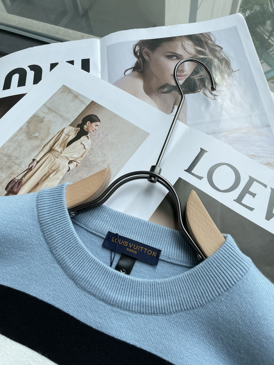 Lv 重磅推荐！2025aw秋冬新款 专柜同步 时尚经典基础款针织衫 秋冬必备款 采用针织衫加厚毛衣，精