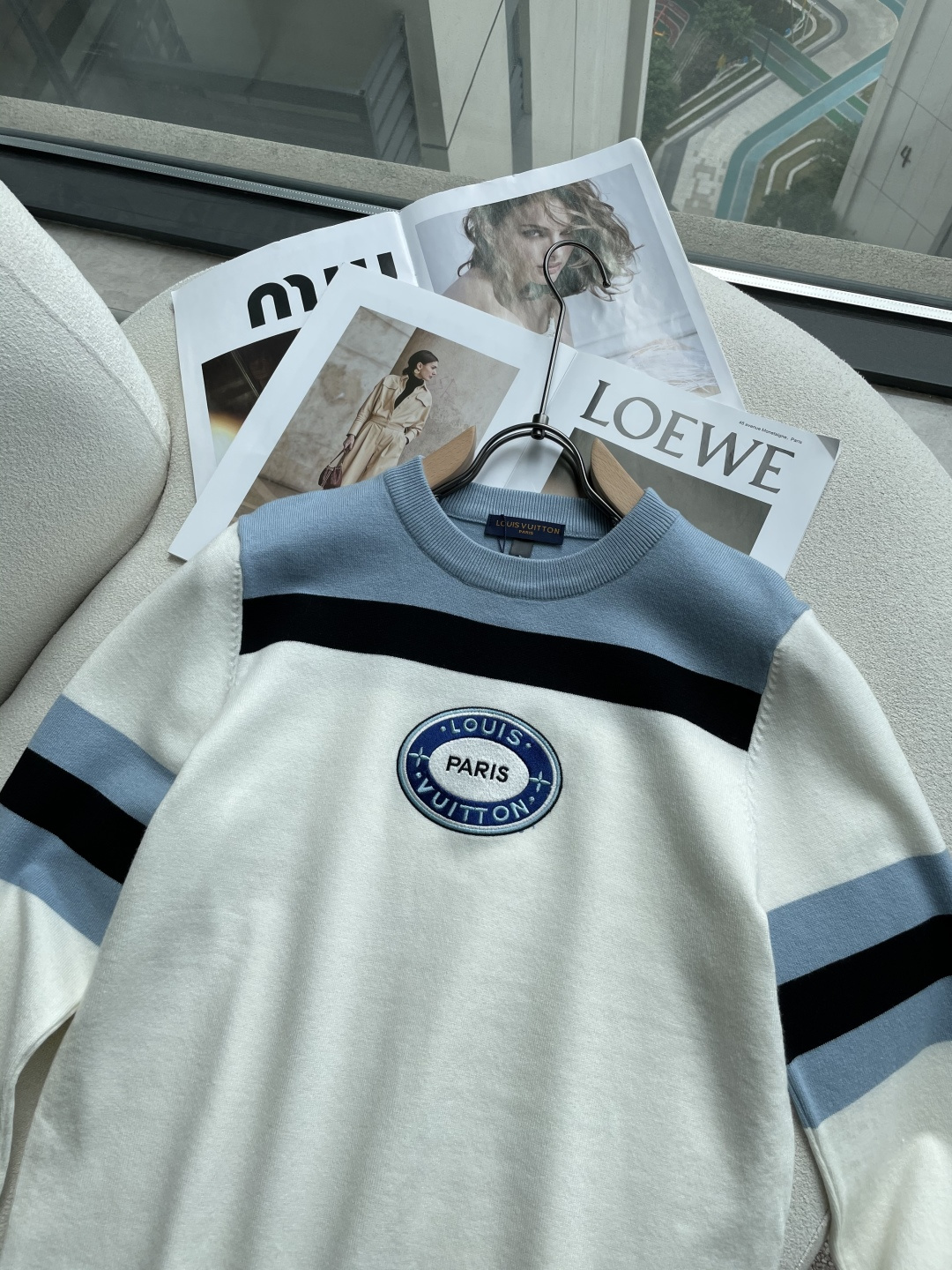 Lv 重磅推荐！2025aw秋冬新款 专柜同步 时尚经典基础款针织衫 秋冬必备款 采用针织衫加厚毛衣，精