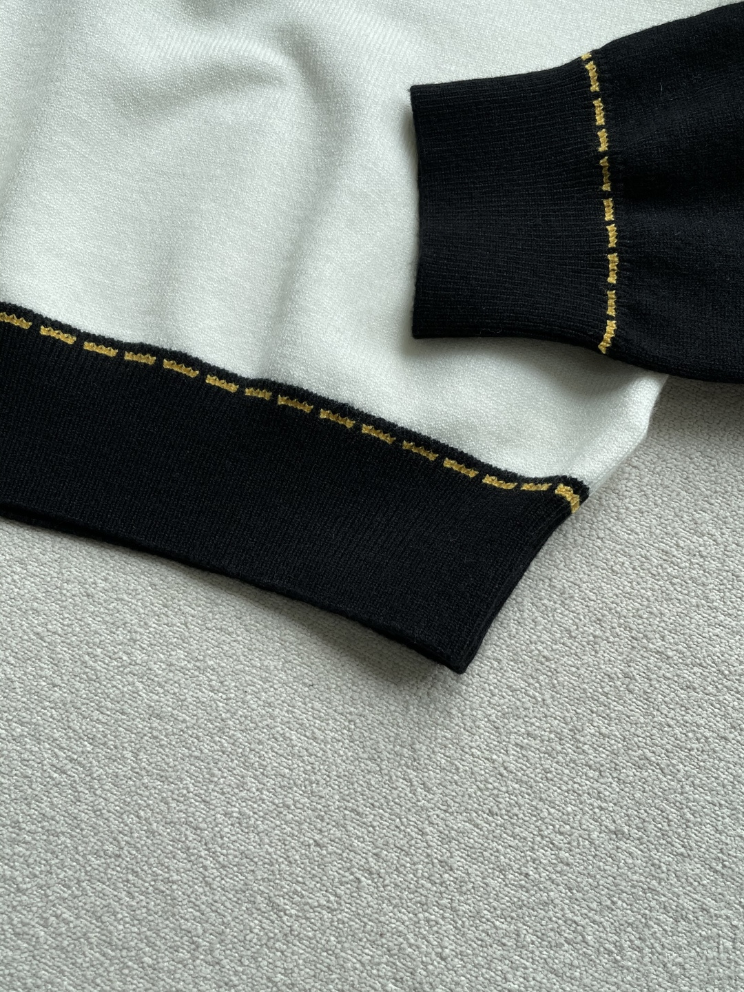 FD 重磅推荐！2025aw秋冬新款 专柜同步 时尚经典基础款针织衫 秋冬必备款 采用针织衫加厚毛衣，精