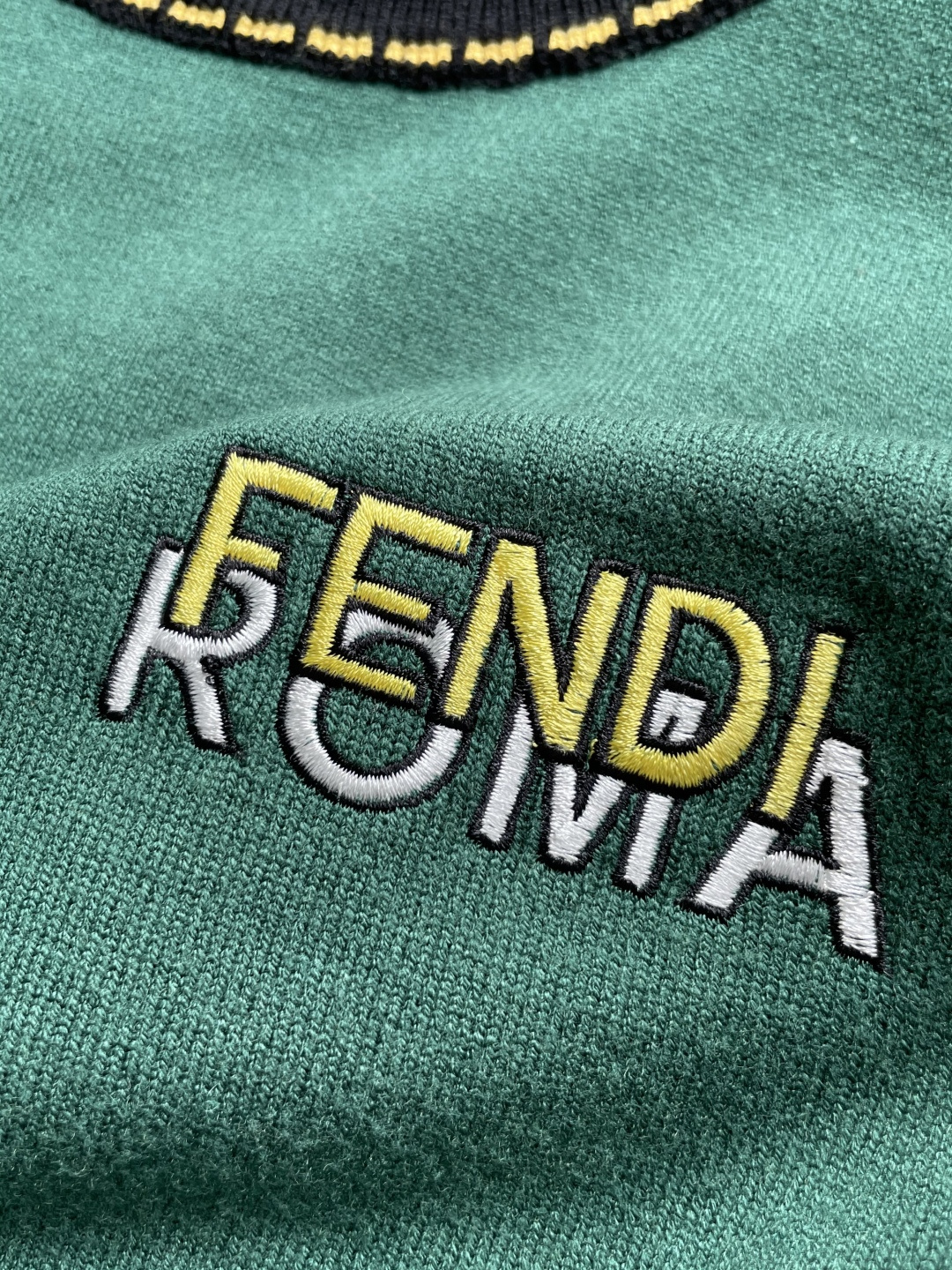 FD 重磅推荐！2025aw秋冬新款 专柜同步 时尚经典基础款针织衫 秋冬必备款 采用针织衫加厚毛衣，精