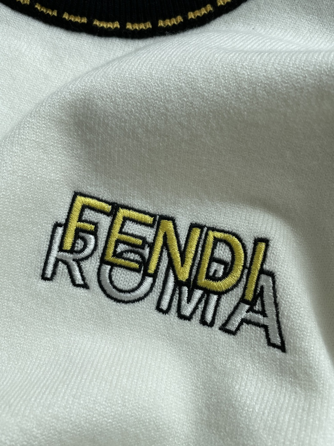 FD 重磅推荐！2025aw秋冬新款 专柜同步 时尚经典基础款针织衫 秋冬必备款 采用针织衫加厚毛衣，精